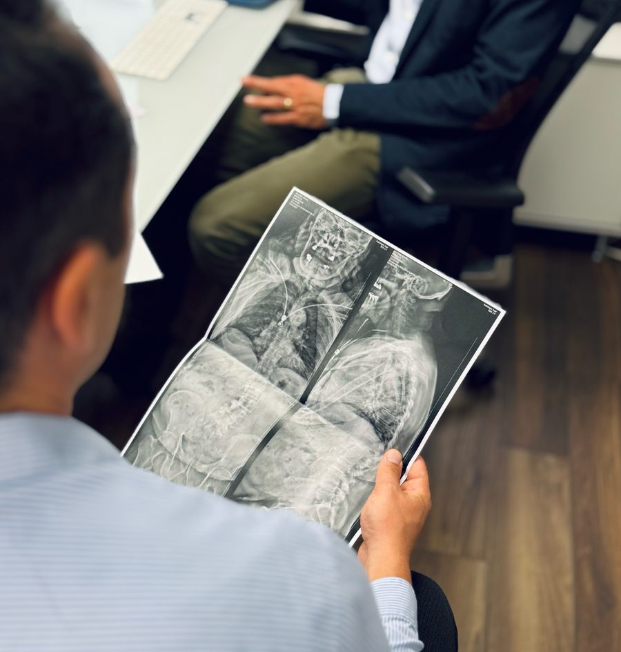 Un chirurgien de l'IMeD examine des radiographies du rachis
