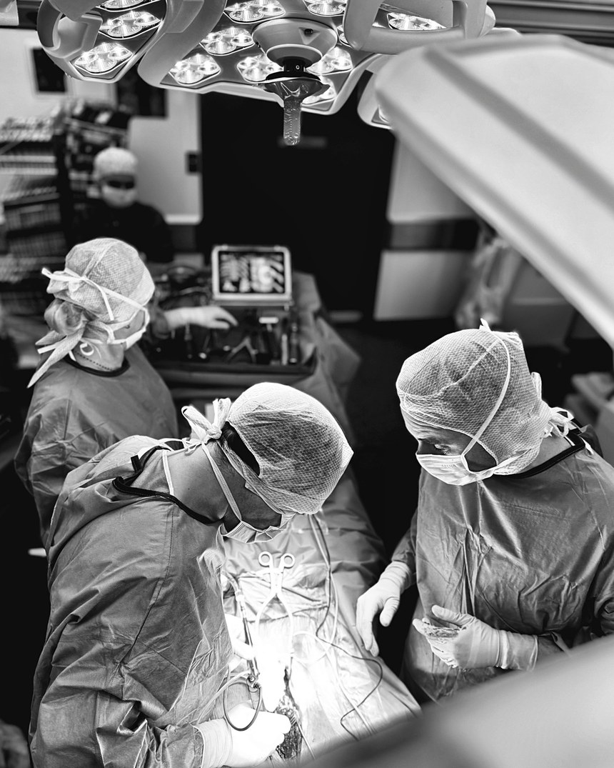 Vue d'ensemble du bloc opératoire pendant une chirurgie du rachis