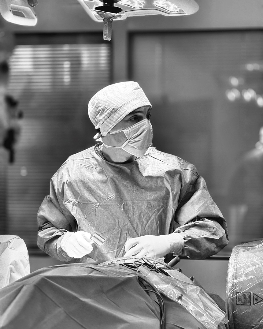 Un chirurgien de l'institut au bloc opératoire, pendant une intervention du rachis