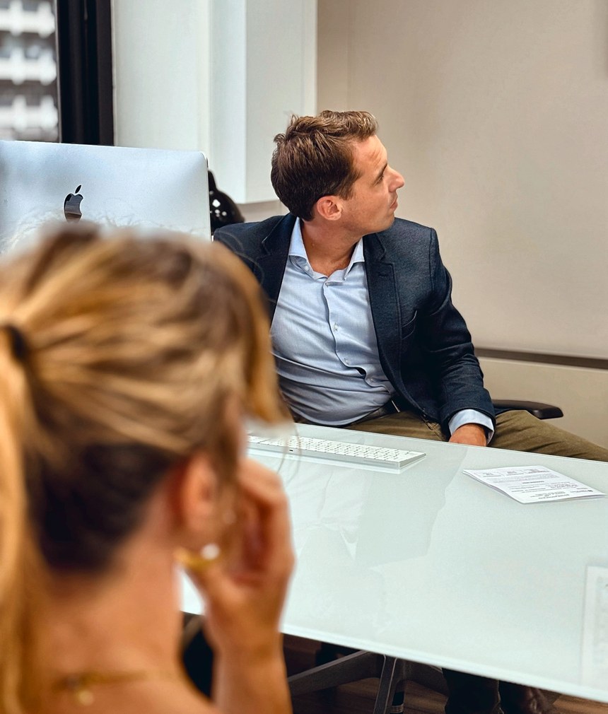 Un médecin de l'institut en consultation, une patiente de dos au premier plan