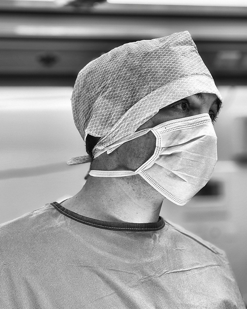 Un chirurgien de l'institut au bloc opératoire