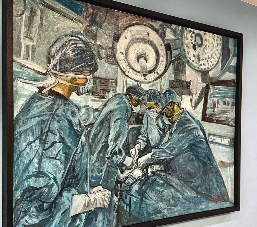 Le tableau accroché dans le cabinet de l'institut&nbsp;: une scène de bloc opératoire peinte à l'huile