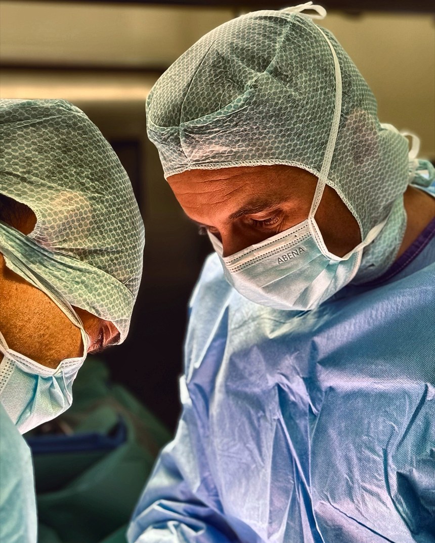 Deux chirurgiens de l'institut pendant une intervention cervicale