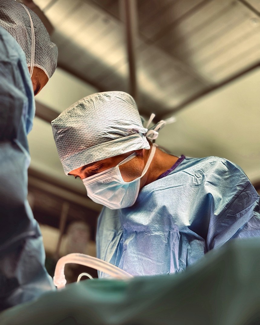 Le chirurgien concentré pendant l'intervention