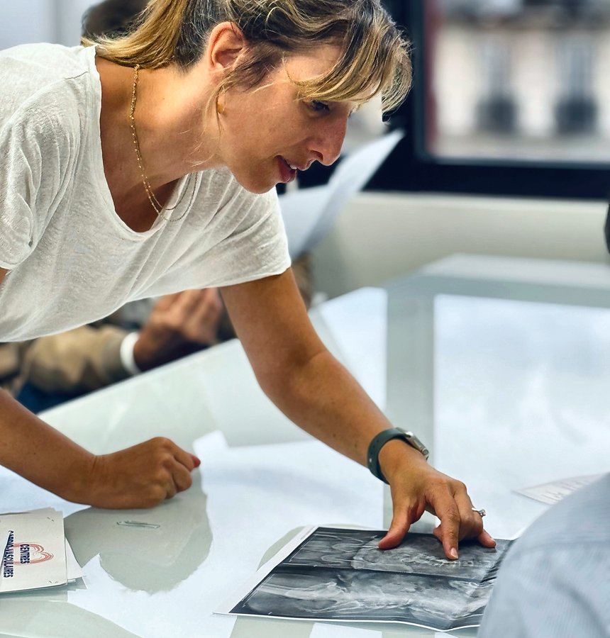 Autour de la table, l'équipe examine une imagerie de la colonne