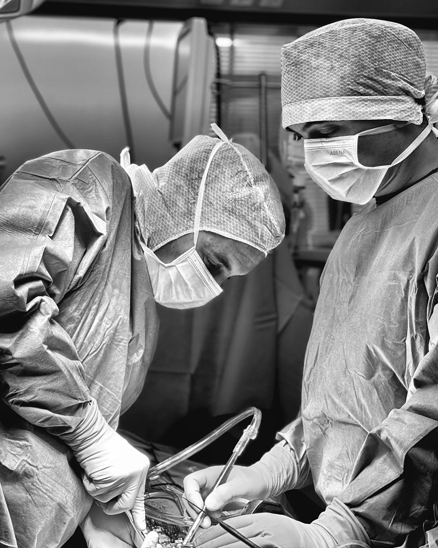 L'équipe chirurgicale de l'institut pendant une intervention du rachis