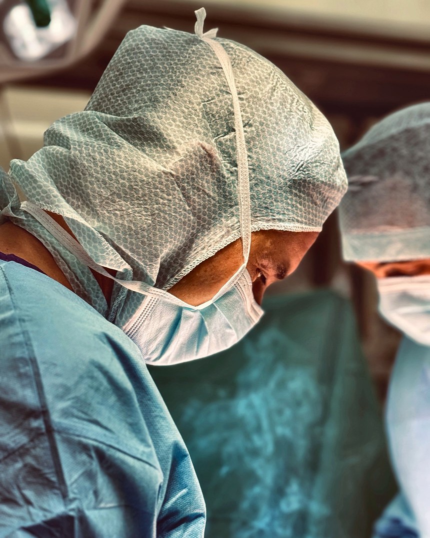 Deux chirurgiens de l'institut concentrés sur le geste, au bloc opératoire