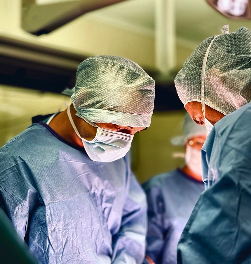 Des chirurgiens de l'IMeD concentrés pendant une intervention au bloc opératoire