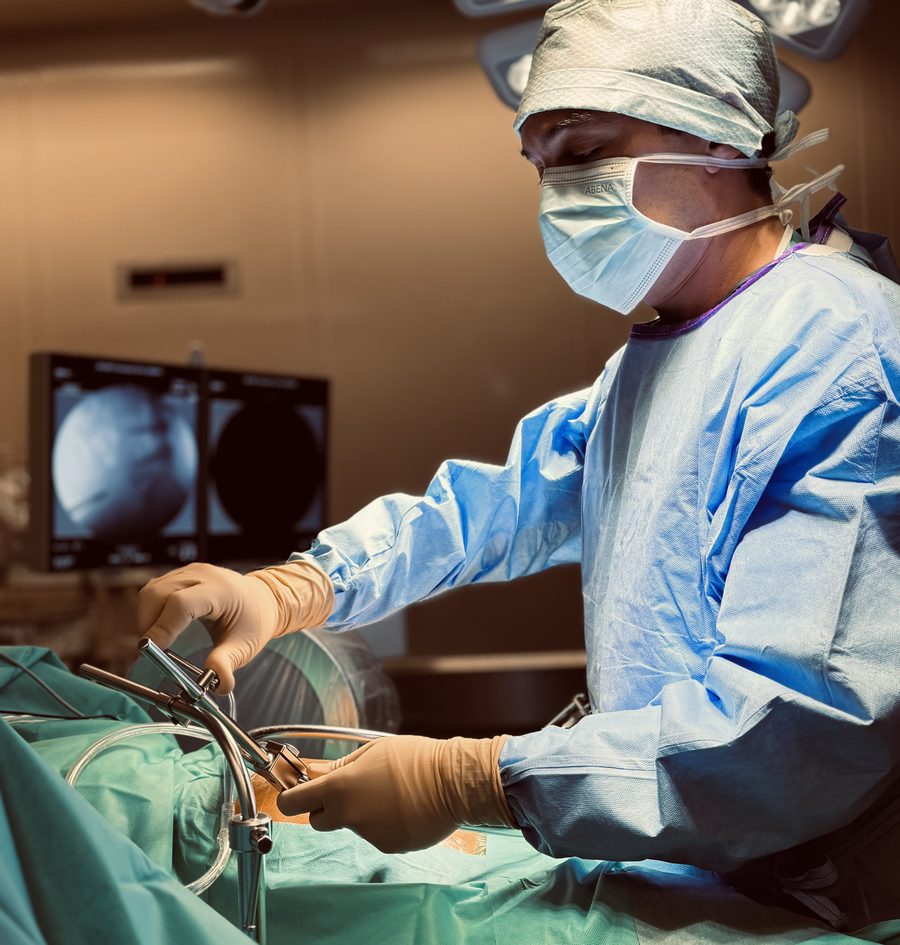 Un chirurgien de l'IMeD opère sous contrôle radiographique au bloc opératoire