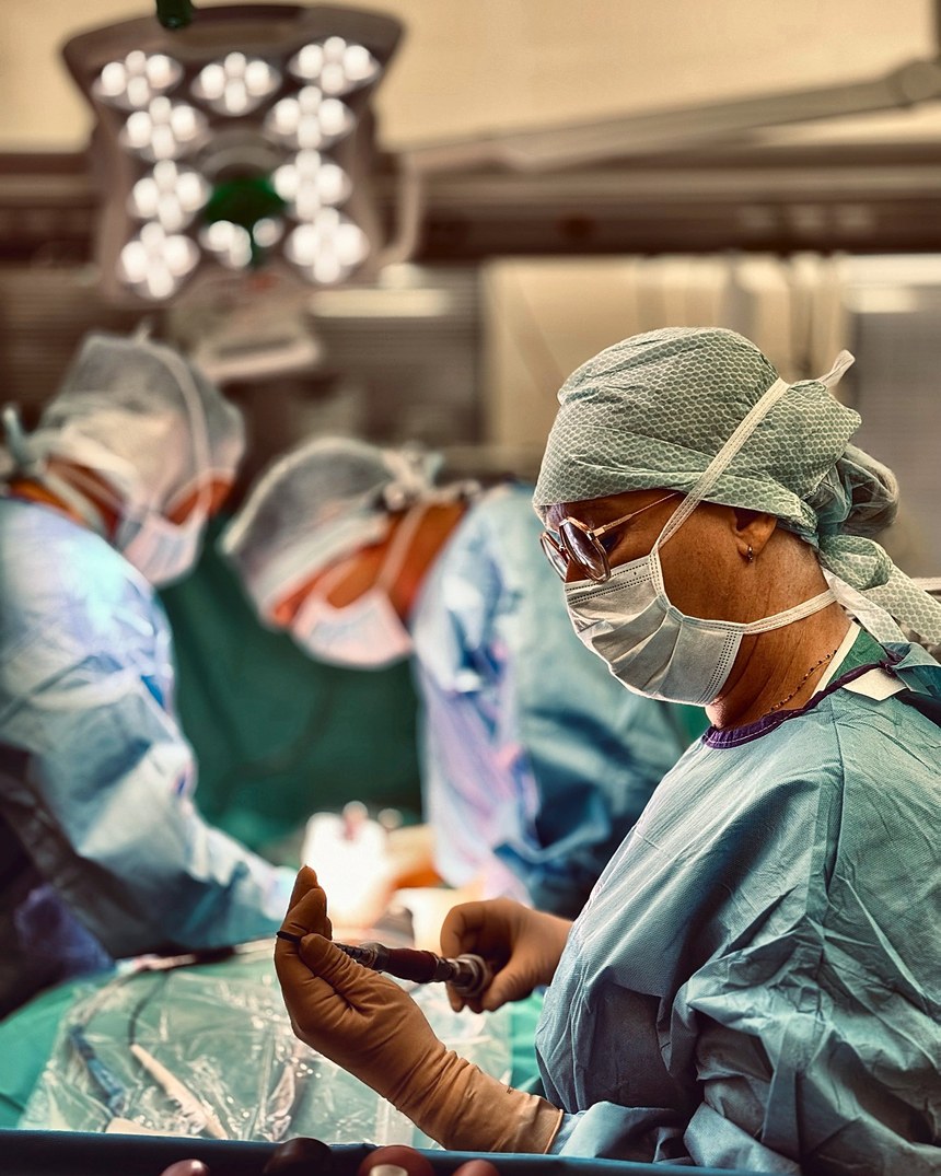 L'équipe chirurgicale et la table d'instruments, pendant une chirurgie de scoliose