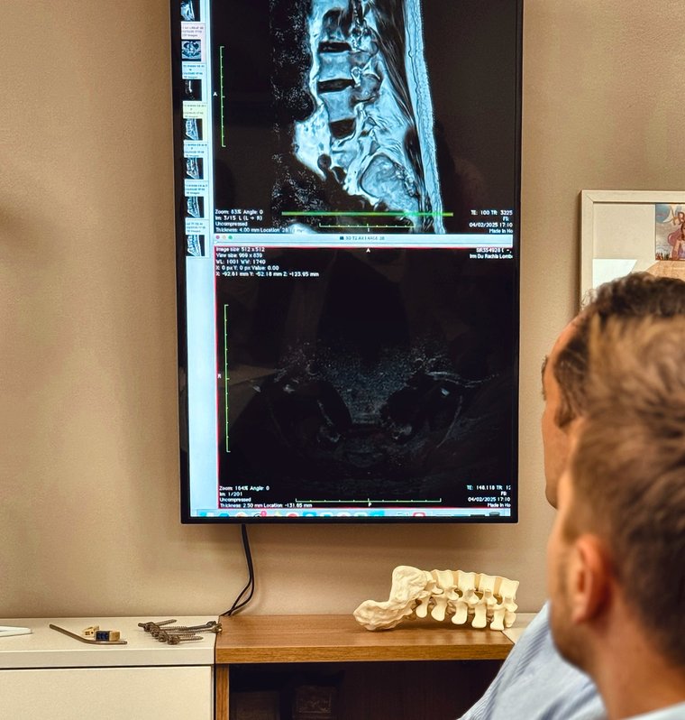 Un praticien de l'institut examine l'imagerie lombaire d'un patient