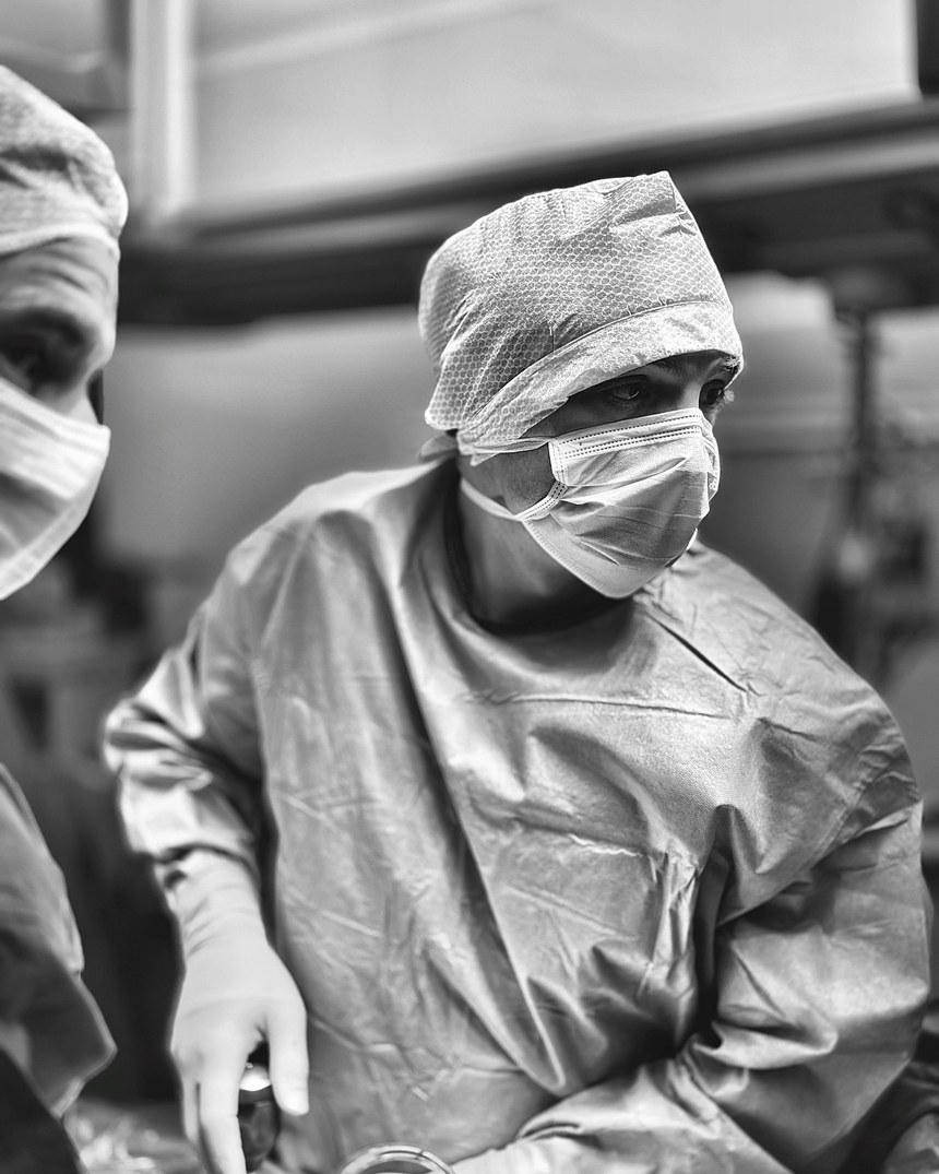 Une chirurgienne de l'institut au bloc opératoire, pendant une intervention