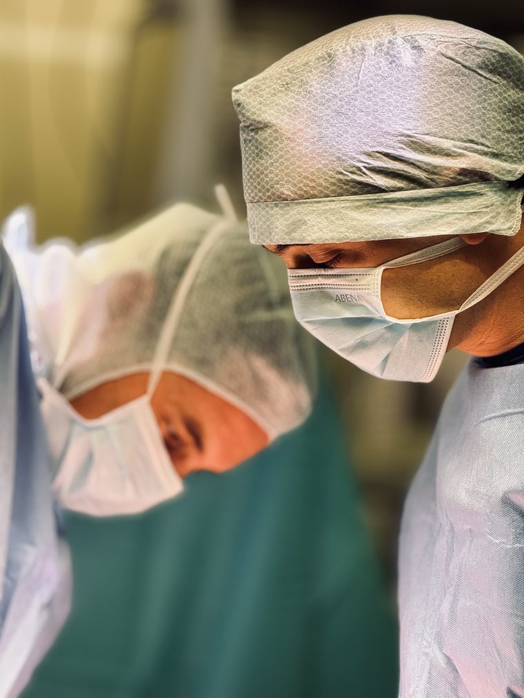 Deux chirurgiens de l'institut au bloc opératoire
