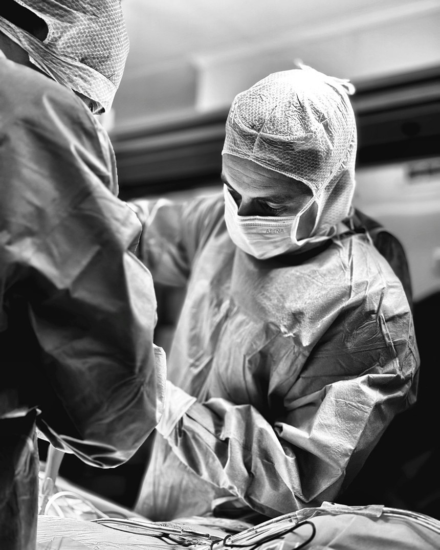 Le chirurgien et son assistant pendant l'intervention