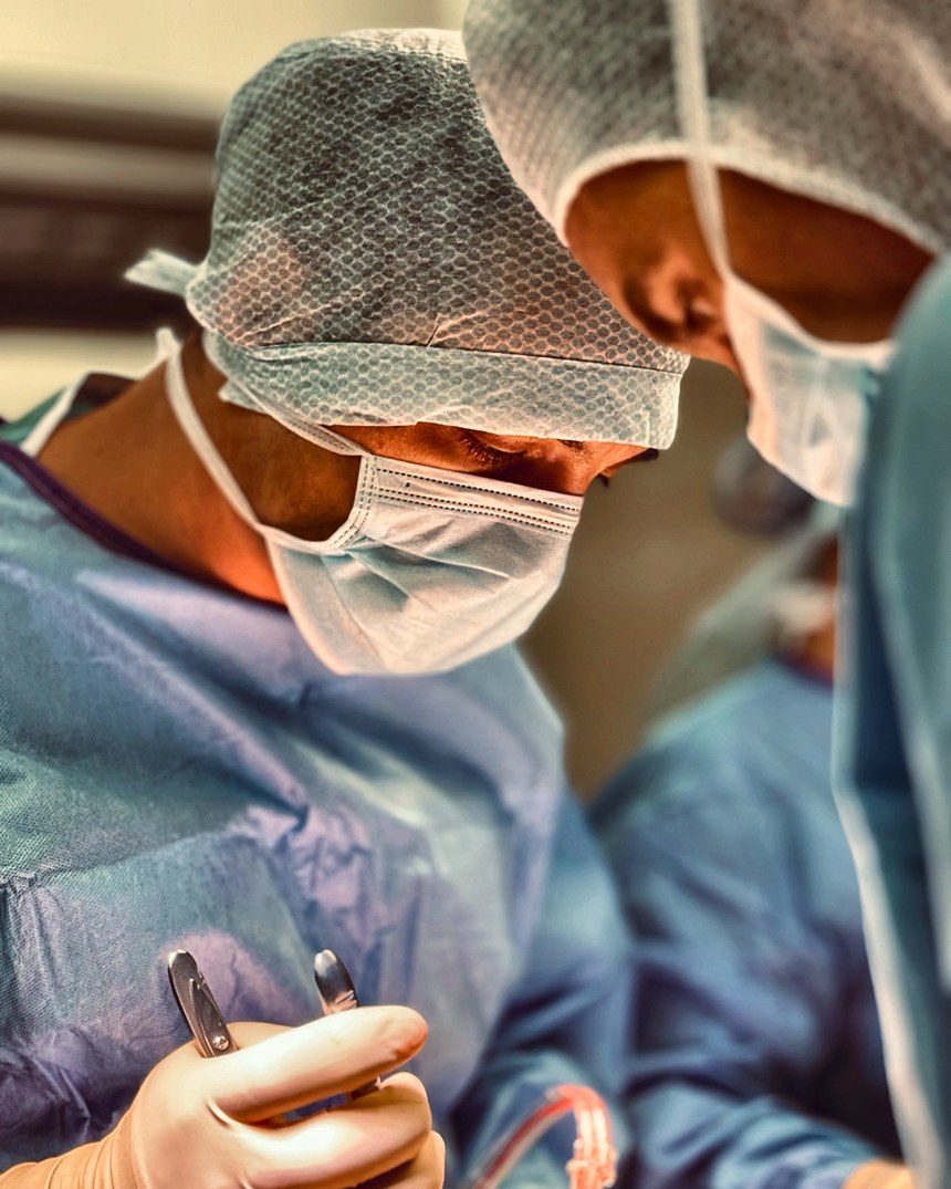 Un instrument de chirurgie mini-invasive au moment du geste