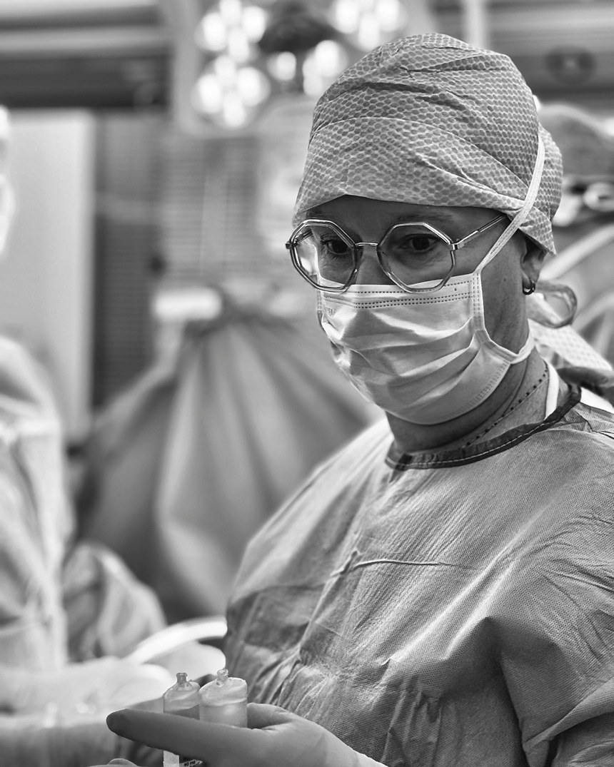 Une chirurgienne de l'institut au bloc opératoire, pendant une intervention du rachis