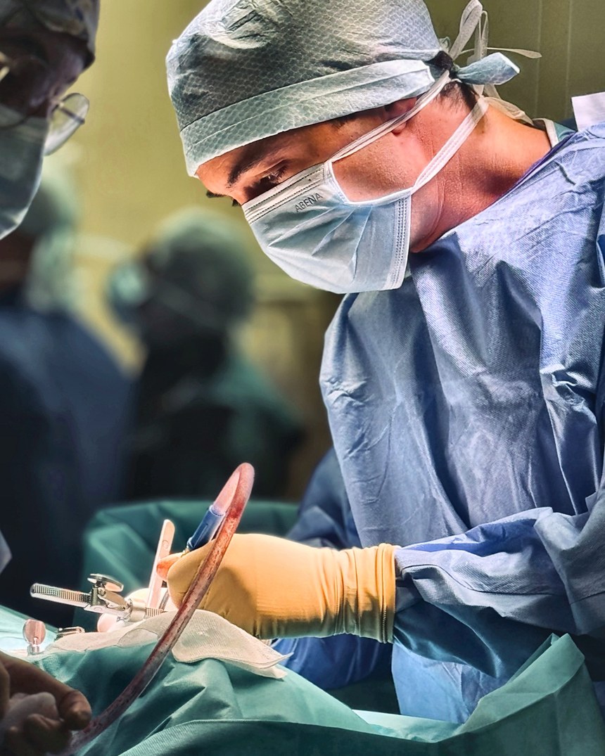 Le chirurgien pendant une arthrodèse lombaire
