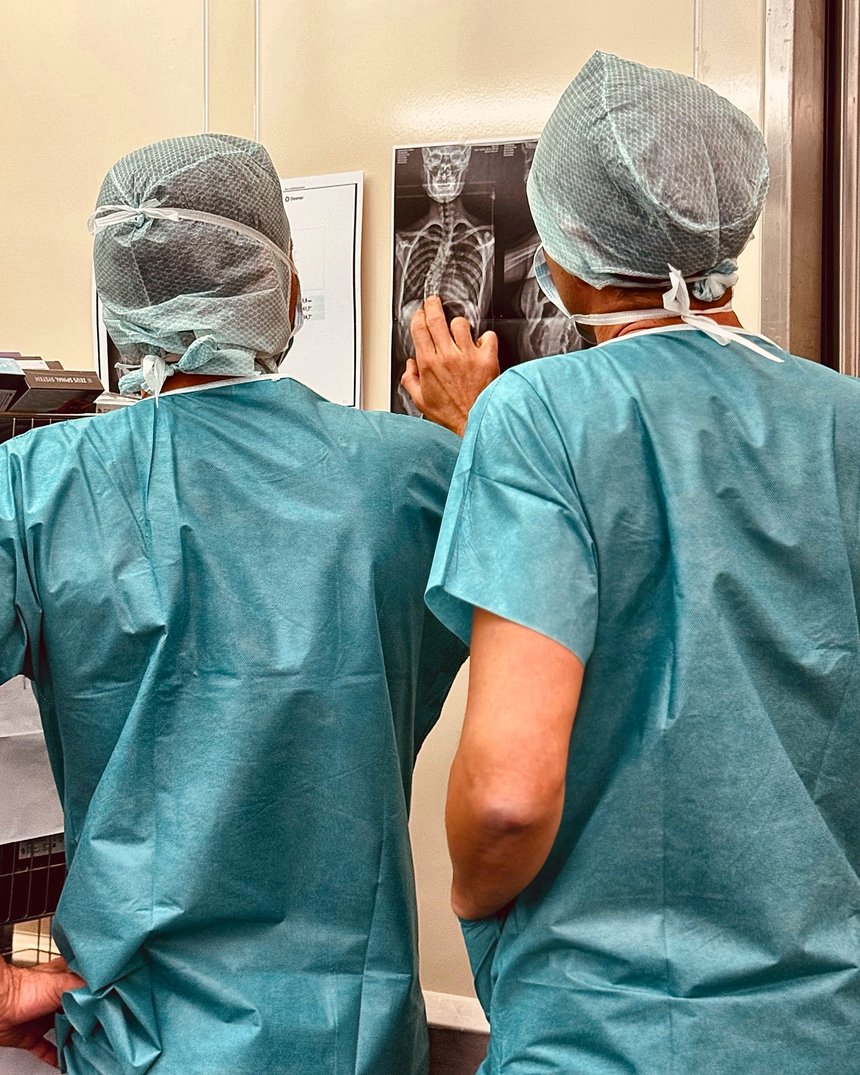 Deux chirurgiens de l'institut examinent des clichés du rachis complet
