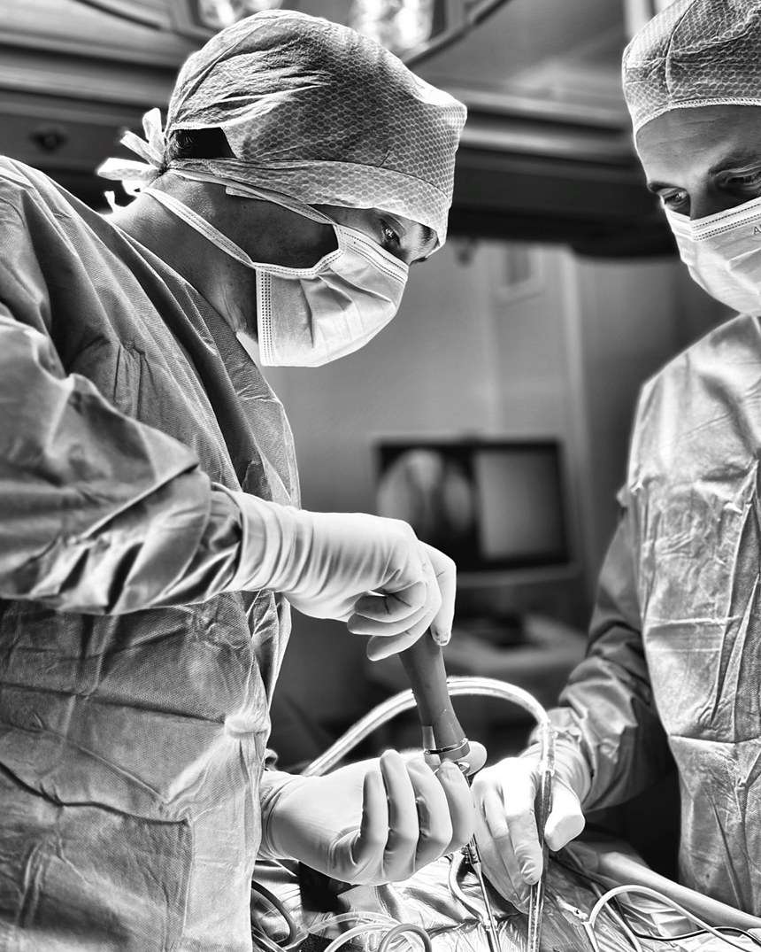 Deux chirurgiens de l'institut penchés sur le geste, au bloc opératoire