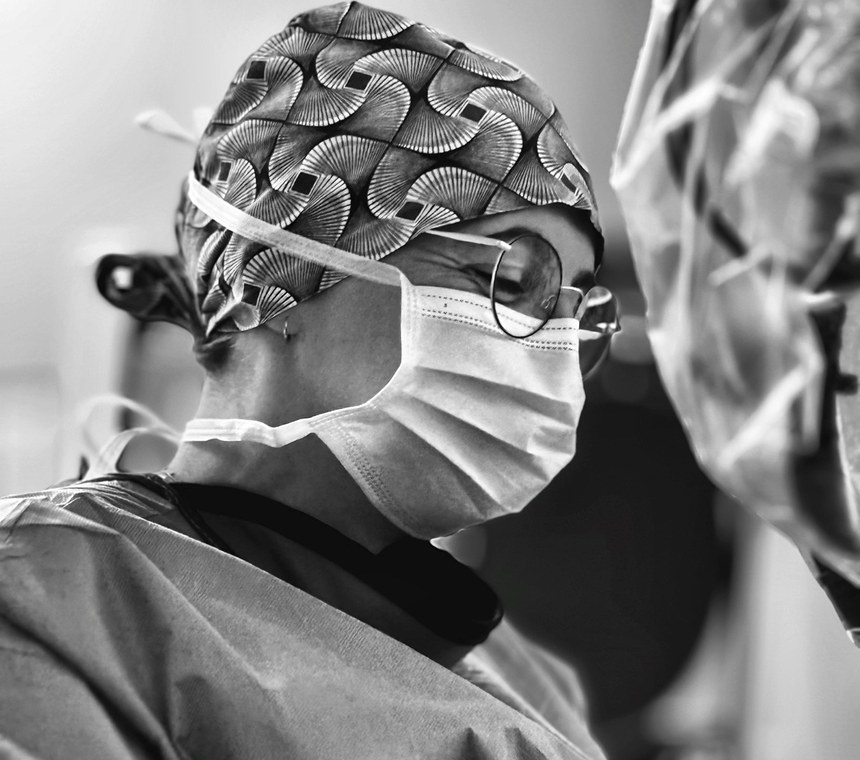 Un chirurgien de l'institut, de profil, pendant une intervention cervicale
